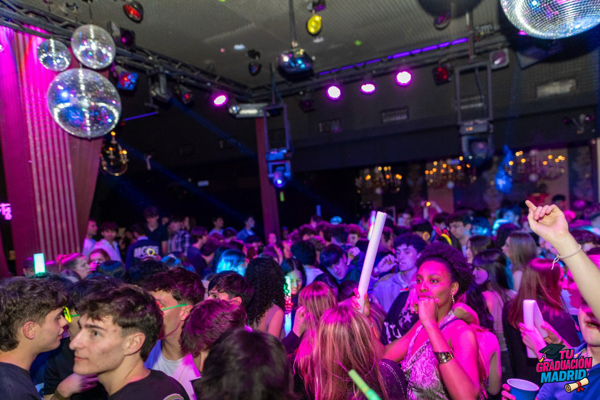 Fiesta de graduación con barra libre y DJ